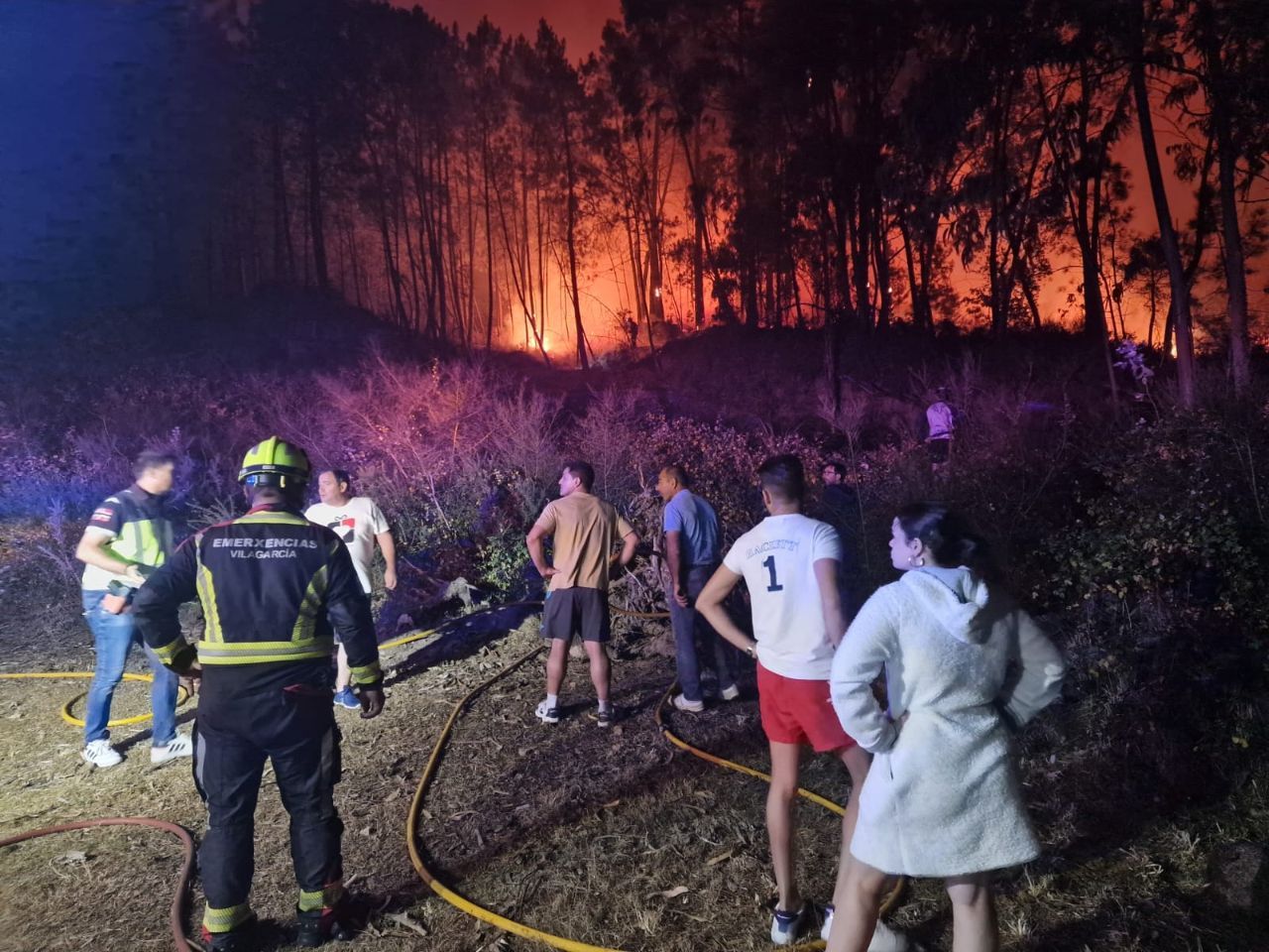 El incendio declarado ayer en Xiabre obliga a enfrentarse a las llamas durante toda la madrugada.