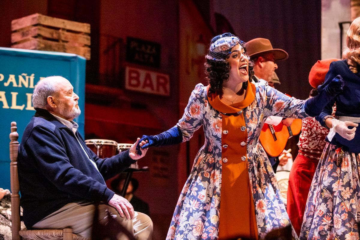 La familia y 'La comparsa del Valle', unidas en la escena.