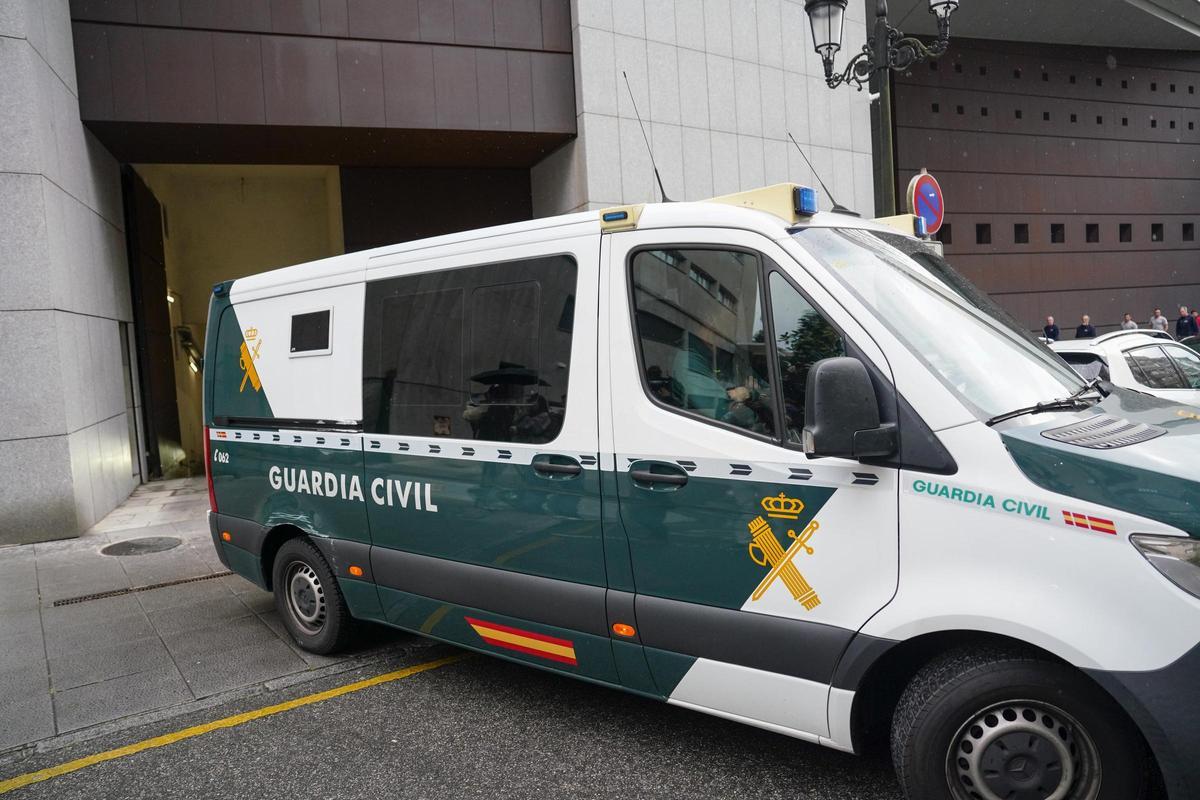 El furgón que traslado al matrimonio a la cárcel de Asturias desde los juzgados de Oviedo.