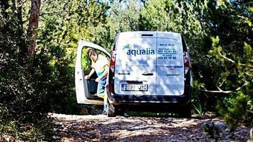 Un operario de Aqualia, ayer, tras la operación de avería.