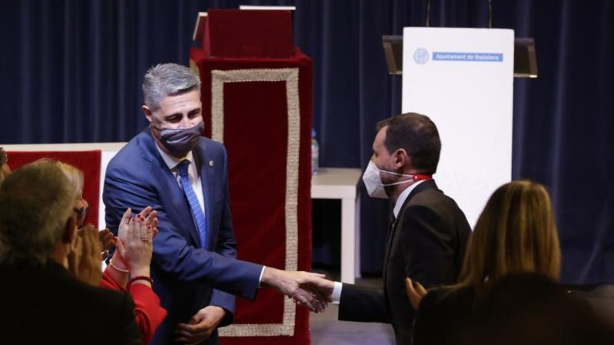 Albiol y Guijarro se dan la mano en el pleno de la moción de censura que sacó al popular de la alcaldía.