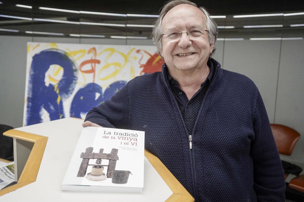 Llorenç Ferrer ha abocat el seu ampli coneixement sobre el món del vi en un llibre profusament il·lustrat