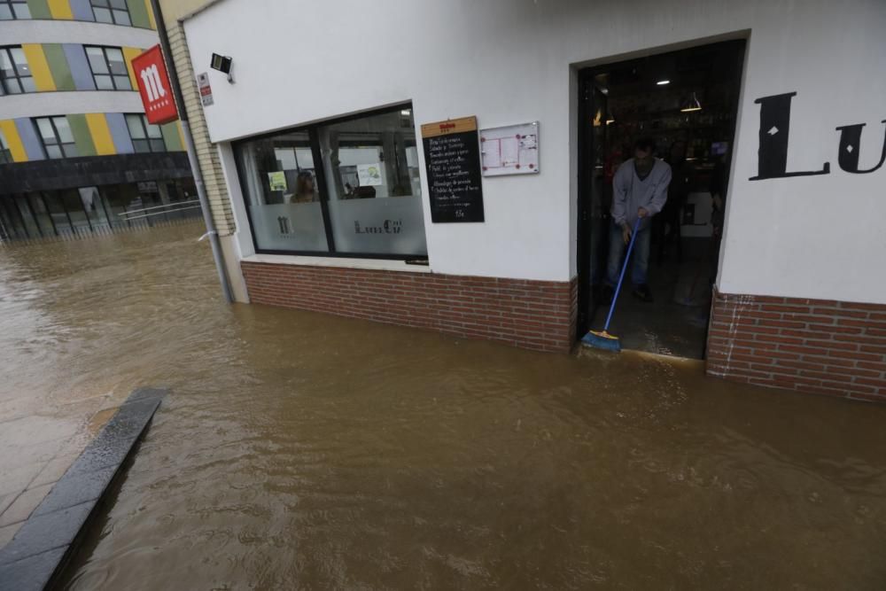 El agua anega en Oviedo la glorieta de Cerdeño