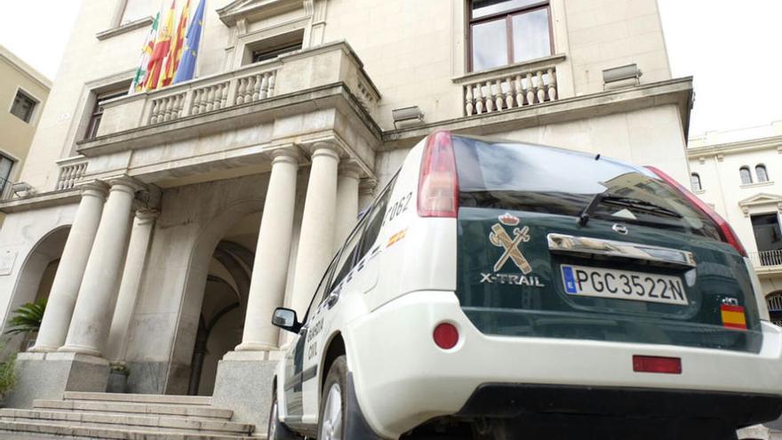 Un vehicle de la Guardia Civil davant de l&#039;Ajuntament de Figueres.