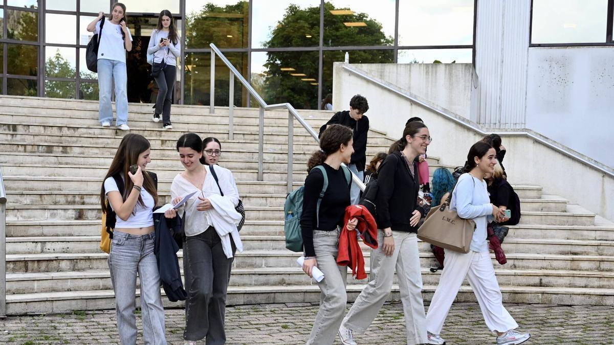 Estudiantes saliendo de la facultad de Forestais.