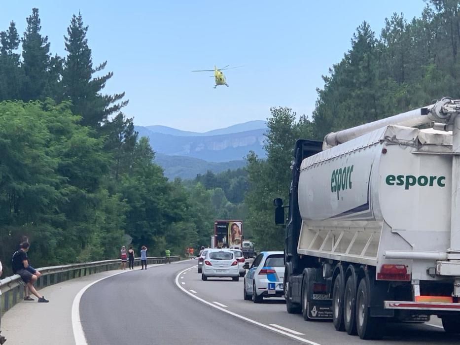 Un mort i un ferit greu en un accident de trànsit que obliga a tallar la C-63 a Anglès