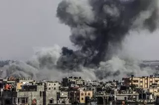 Israel bombardea edificios residenciales en Gaza y mata al menos a 21 palestinos