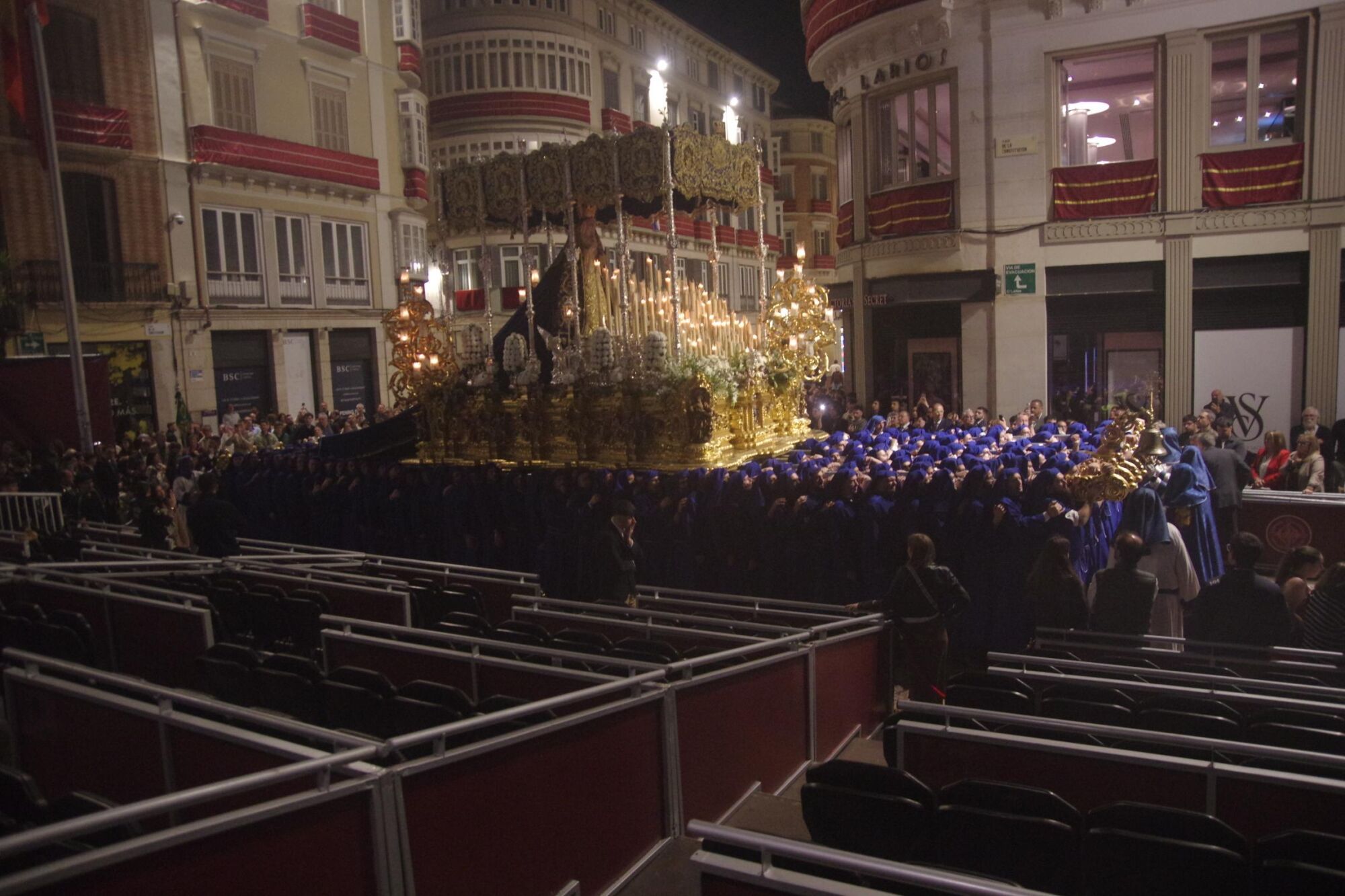 El trono de la Virgen de la Concepción, de la archicofradía del Huerto, sufrió un incidente el Domingo de Ramos de 2025 al caerse un arbotante