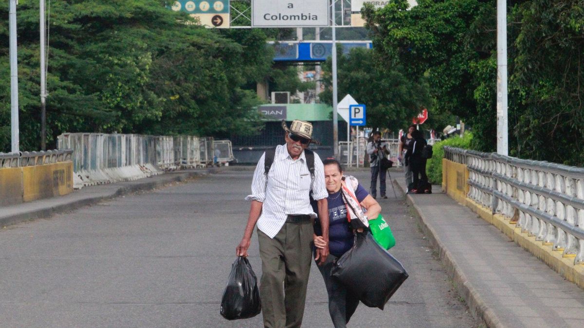Personas caminando por el puente Internacional Simón Bolívar, que une a Colombia con Venezuela (fotografía de archivo)