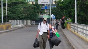 Personas caminando por el puente Internacional Simón Bolívar, que une a Colombia con Venezuela (fotografía de archivo)