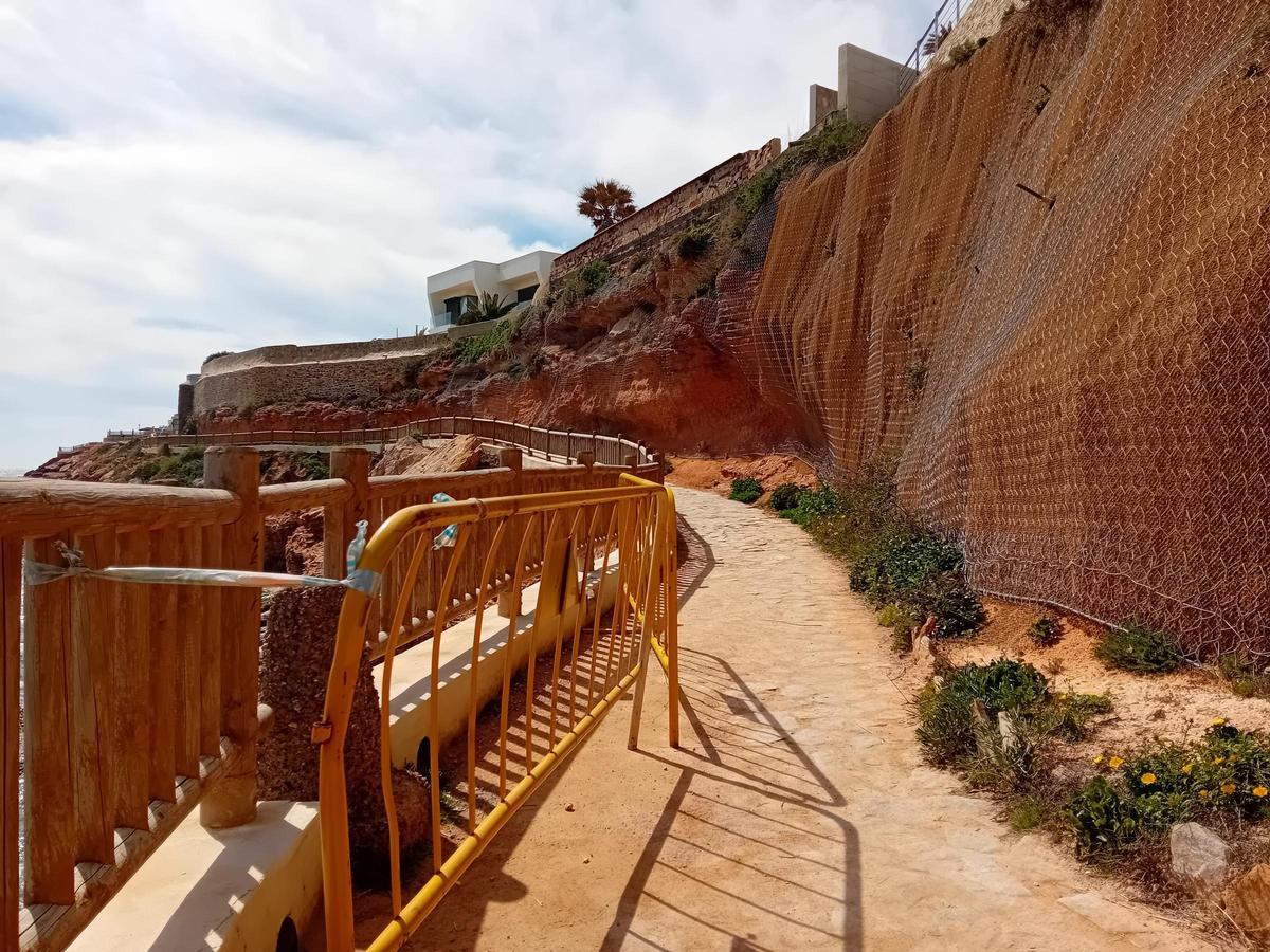 Dos tramos del Sendero Azul de Orihuela Costa "cortados": peligro de derrumbe