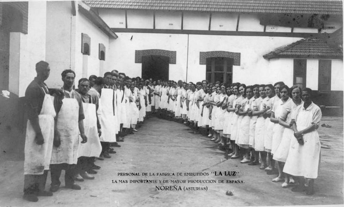 Trabajadores de la fábrica La Luz, cuando se publicitaba como una de las de mayor facturación de España, aunque se desconoce la datación concreta de la imagen. | Museo del Pueblo de Asturias