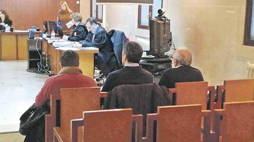 El empresario encausado (derecha), junto a sus dos hijos, ayer en la Audiencia de Palma.