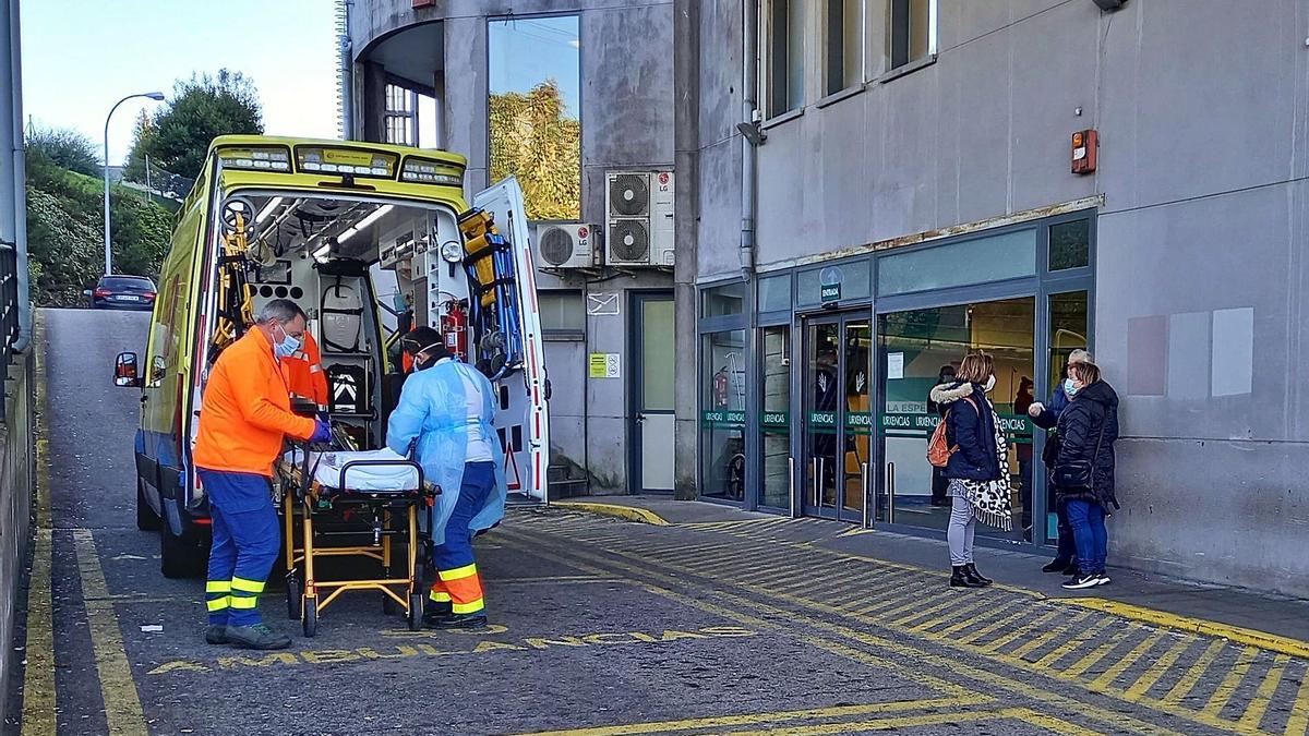 Una ambulancia llegando al Hospital Montecelo de Pontevedra ayer por la tarde. |   // RAFA VÁZQUEZ