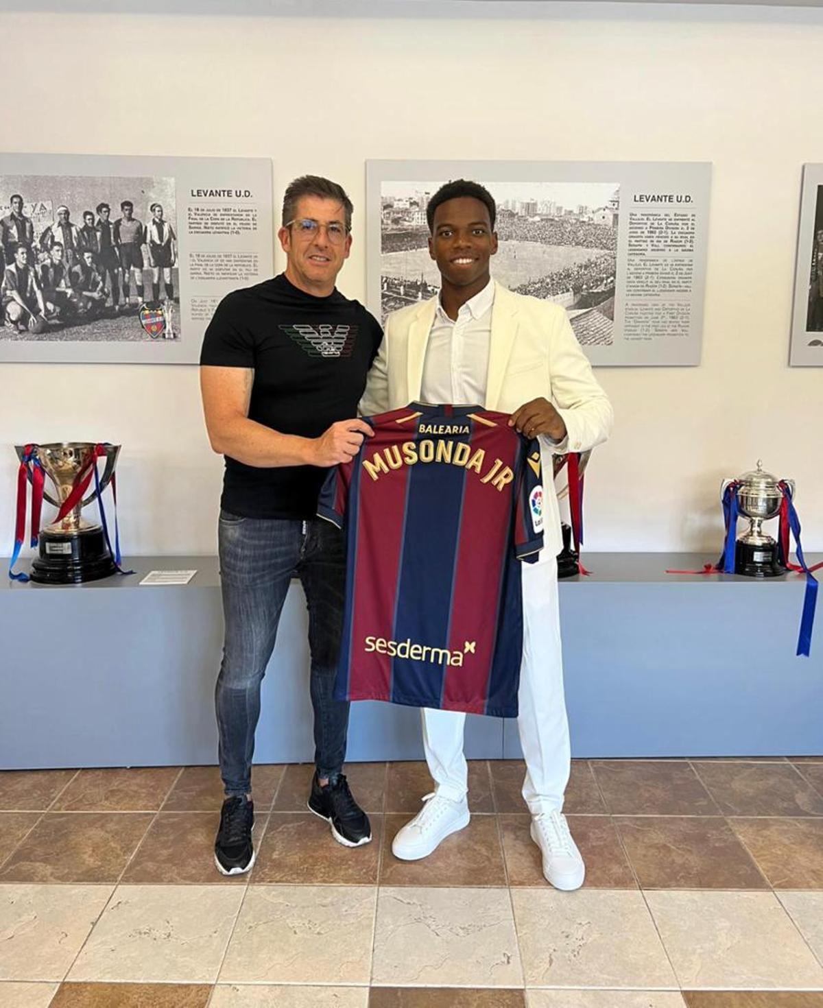 Primeras imágenes de Musonda como nuevo futbolista del Levante UD Primeras imágenes de Musonda como nuevo futbolista del Levante UD