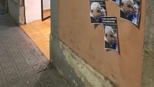 Carteles contra Pasqual y Ernest Maragall burlándose del Alzhéimer del exalcalde, en el Casal del Eixample de ERC