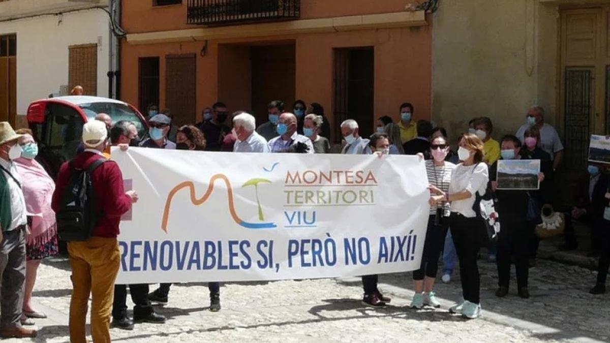Una concentración a las puertas del Ayuntamiento de Montesa, hace unos años.