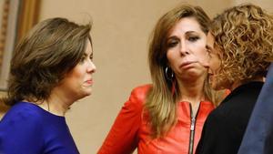 Alicia Sánchez Camacho conversa con Meritxell Batet (PSC) y la vicepresidenta, Soraya Sáenz de Santamaría en el Congreso.