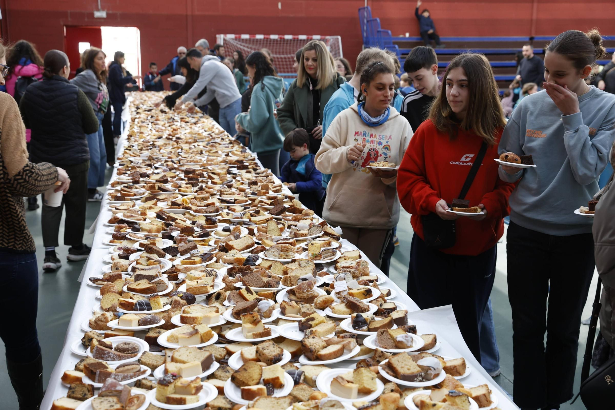 Así fue la merienda solidaria en los jesuitas de Gijón (en imágenes)