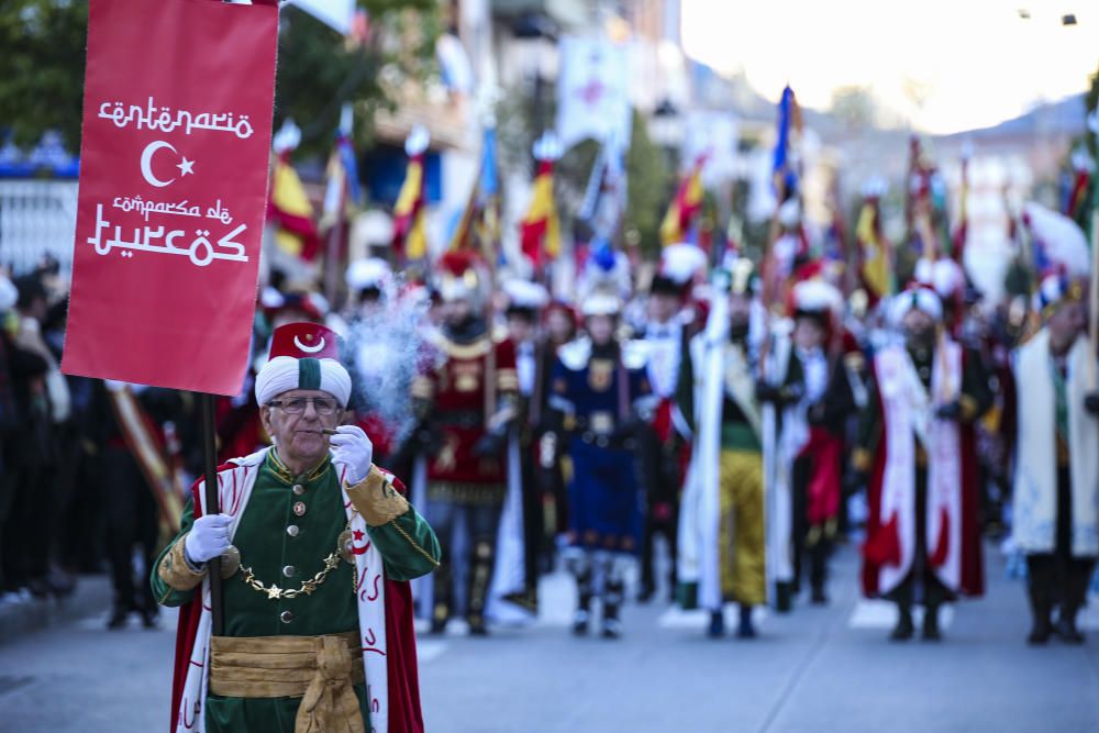 La comparsa Turcos sacude las calles a cinco días de los Moros y Cristianos de Sax