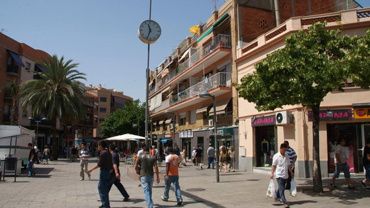 Zona comercial de la plaça del Rellotge en el barrio de El Fondo.