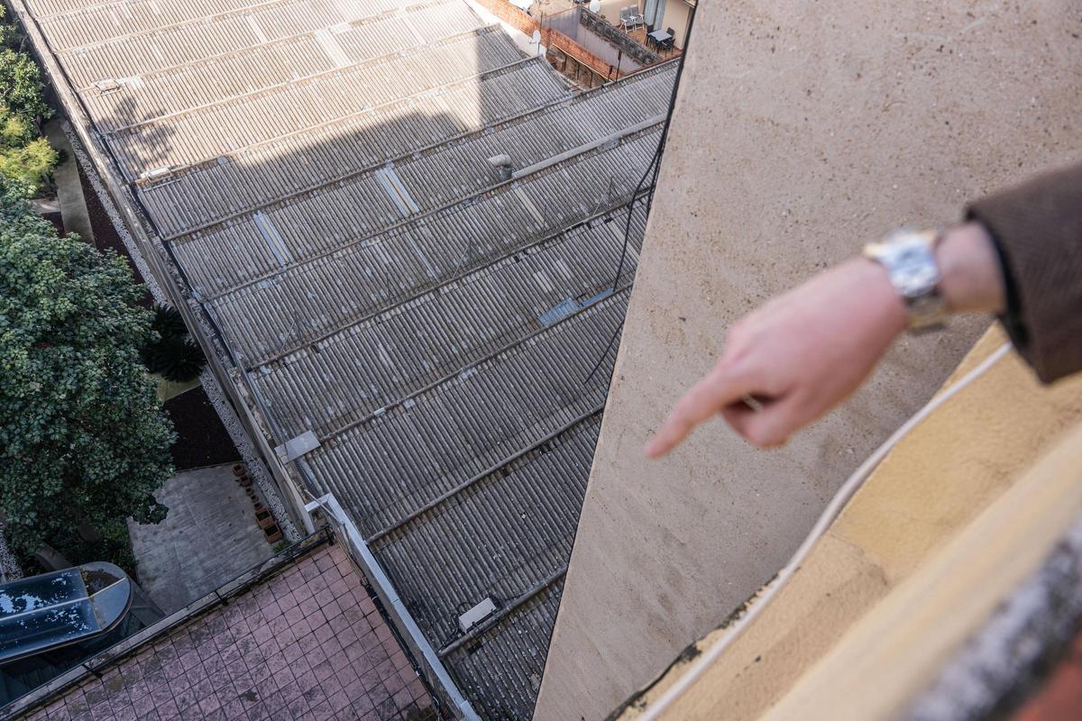 El techo de amianto dentro del patio del edificio situado en el 495 de Consell de Cent, en Barcelona.