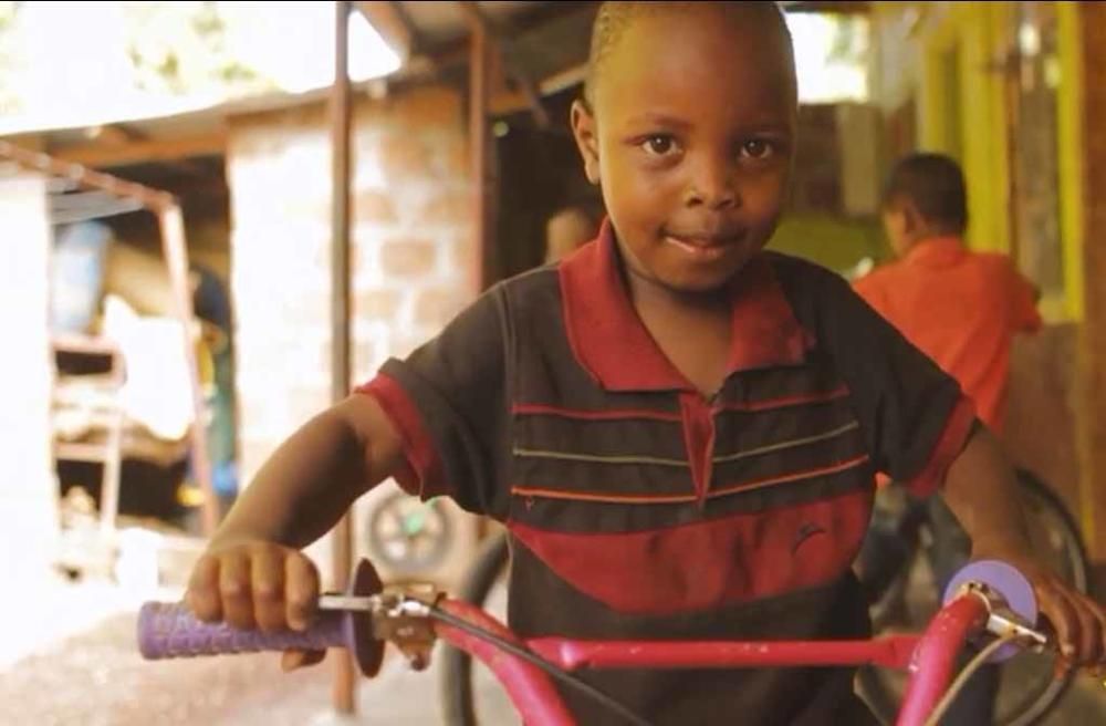 Los niños del orfanato para los que la ONG Juntos recogió cerca de 300 bicicletas aprenden, entre risas, a montar en ellas