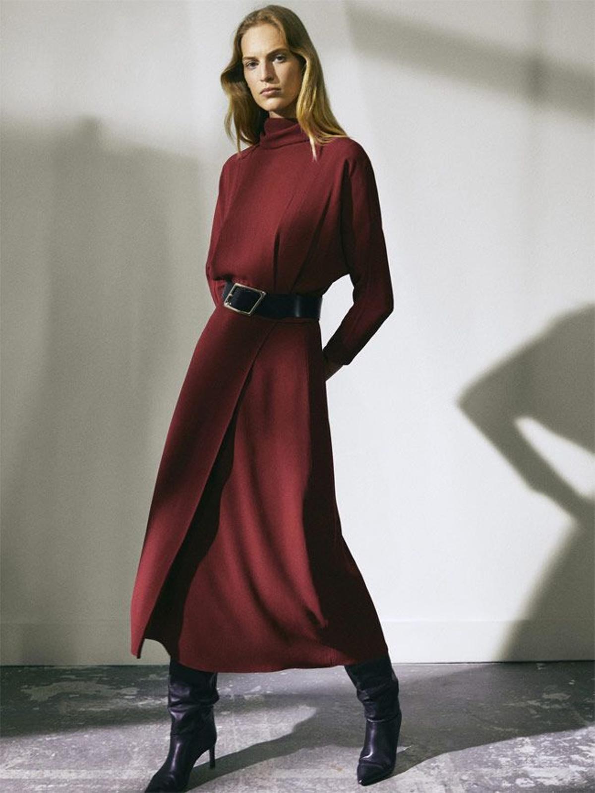 Vestido rojo oscuro con abertura en la espalda de Massimo Dutti