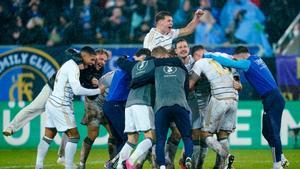 El Saarbrucken, celebrando su pase a semifinales de la Pokal tras eliminar al Gladbach