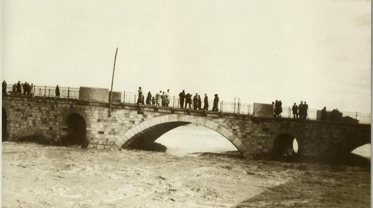El Puente de Piedra, en una de las crecidas del pasado. | ARCHIVO
