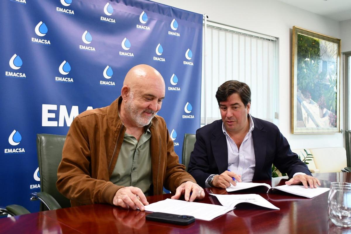 Rafael Bados (i) y Jesús Coca (d), en la firma del acuerdo.