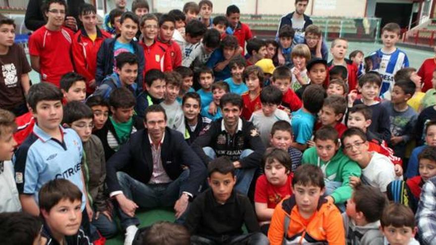 Cerca de un centenar de niños rodean a Valerón y Lavandeira durante el acto celebrado ayer en el pabellón Coto Ferreiro. // Bernabé/Luismy