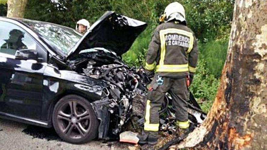 Servicios de emergencia, ante el coche siniestrado del presunto agresor.