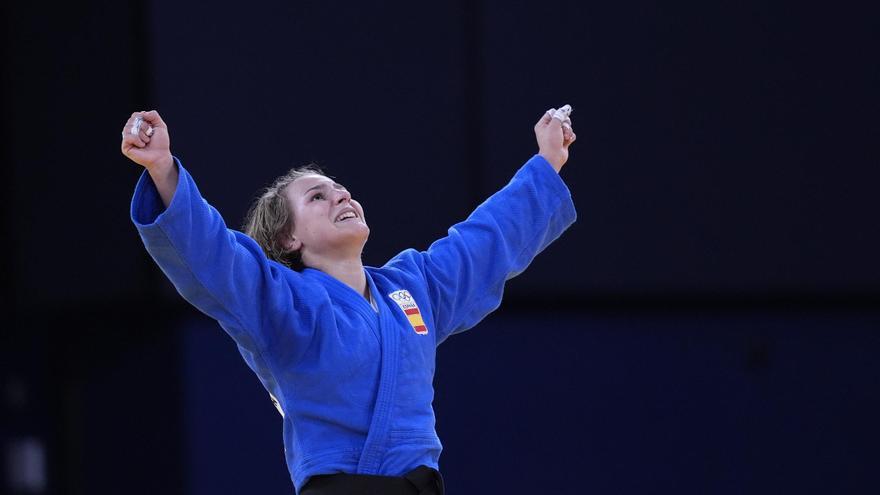 Fran Garrigós y Laura Martínez acarician las primeras medallas