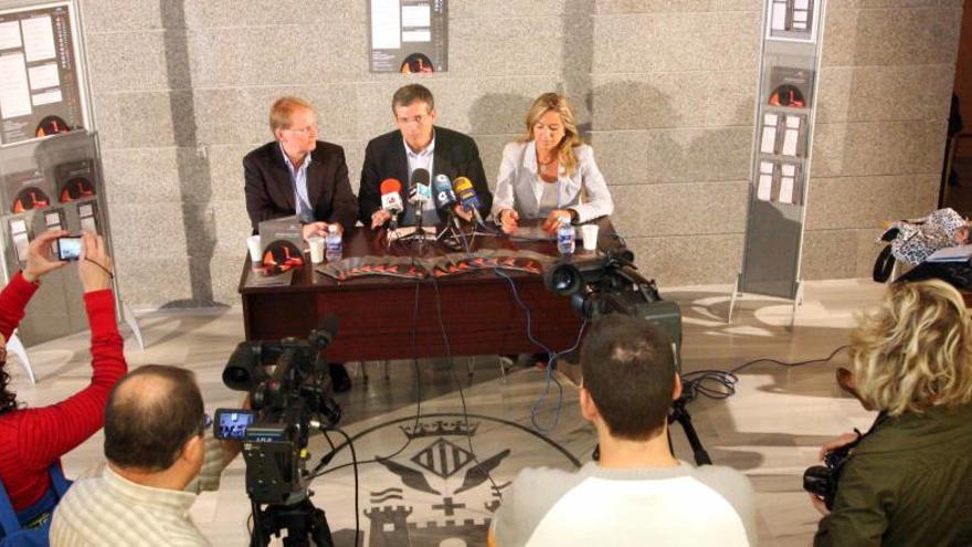 Sedano y Amparo Ferrando en una rueda de prensa en el Teatro Calderón