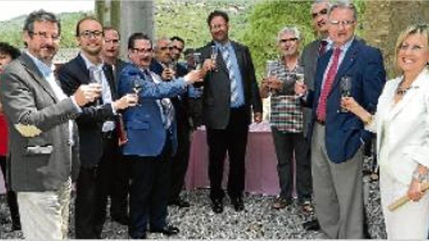 Brindis institucional davant de la Torre de l&#039;Amo de Viladomiu Nou per l&#039;èxit del nou ens, ahir