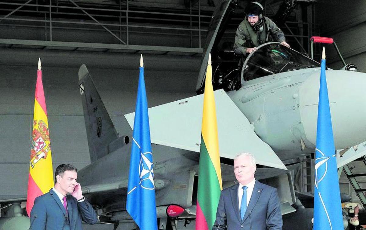 Un piloto español de Eurofighter aborda su caza en una emergencia en la base lituana de Siauliai, donde Pedro Sánchez celebraba un acto con el presidente local, Gitanas Nauseda, el 8 de julio de 2021.