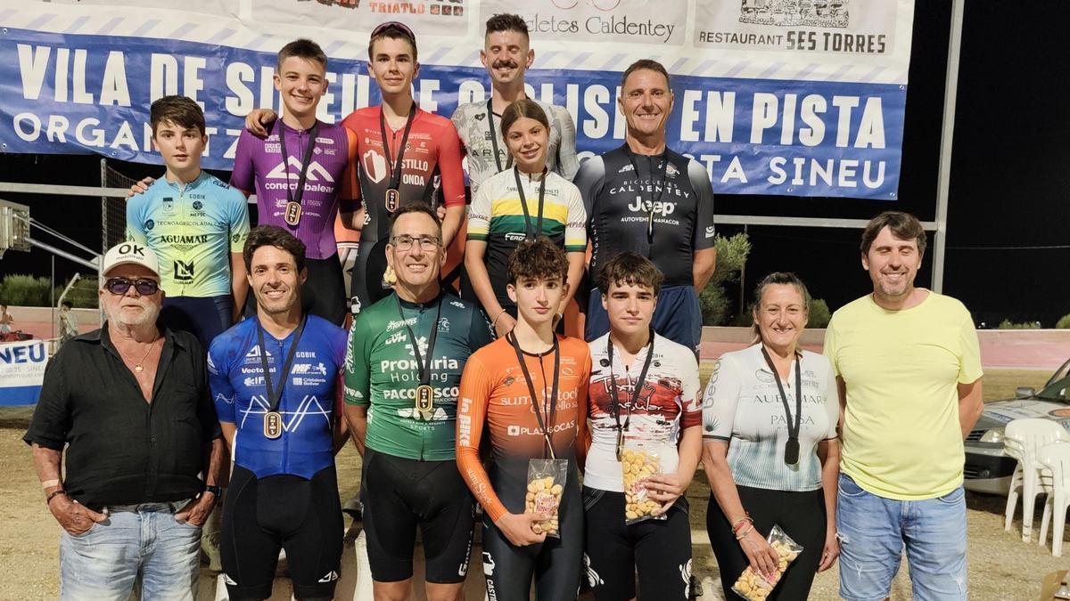 Los mejores de cada categoría posan en el podio de Sineu.