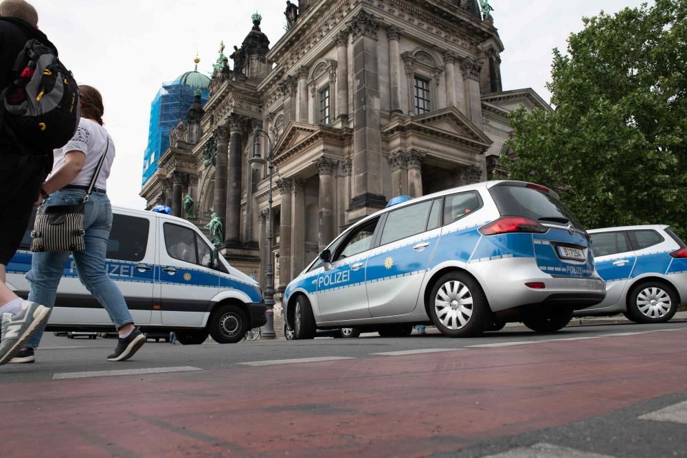 Un policía ha abierto fuego este domingo contra un sospechoso en la Catedral de Berlín. El agente está herido y