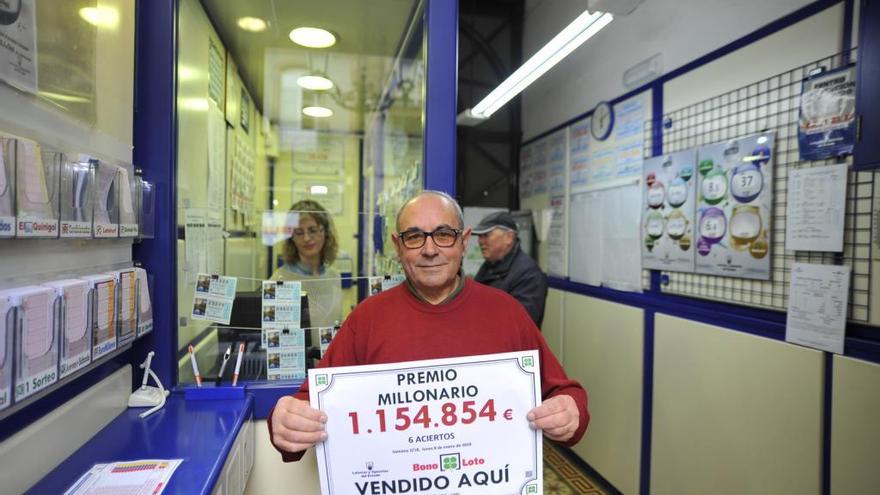 Bernardo Mato muestra el cartel del premio.