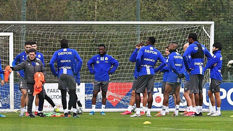 Manuel Pombo, preparador físico del primer equipo, da instrucciones a los futbolistas en Abegondo.