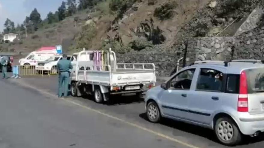 Corte de tráfico en un acceso a Puerto Naos