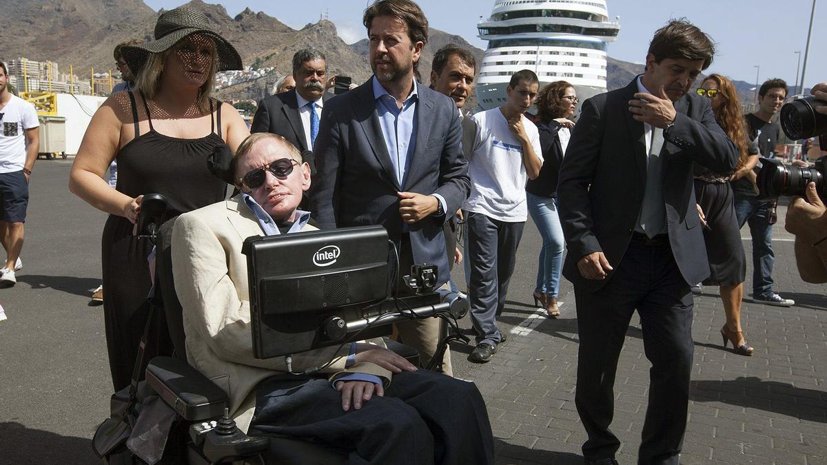 El científico británico, Stephen Howking en el puerto de Santa Cruz de Tenerife durante su visita a la isla por la celebración de Starmus 2016.