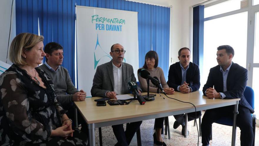 Los consellers, durante la rueda de prensa. | C.C.