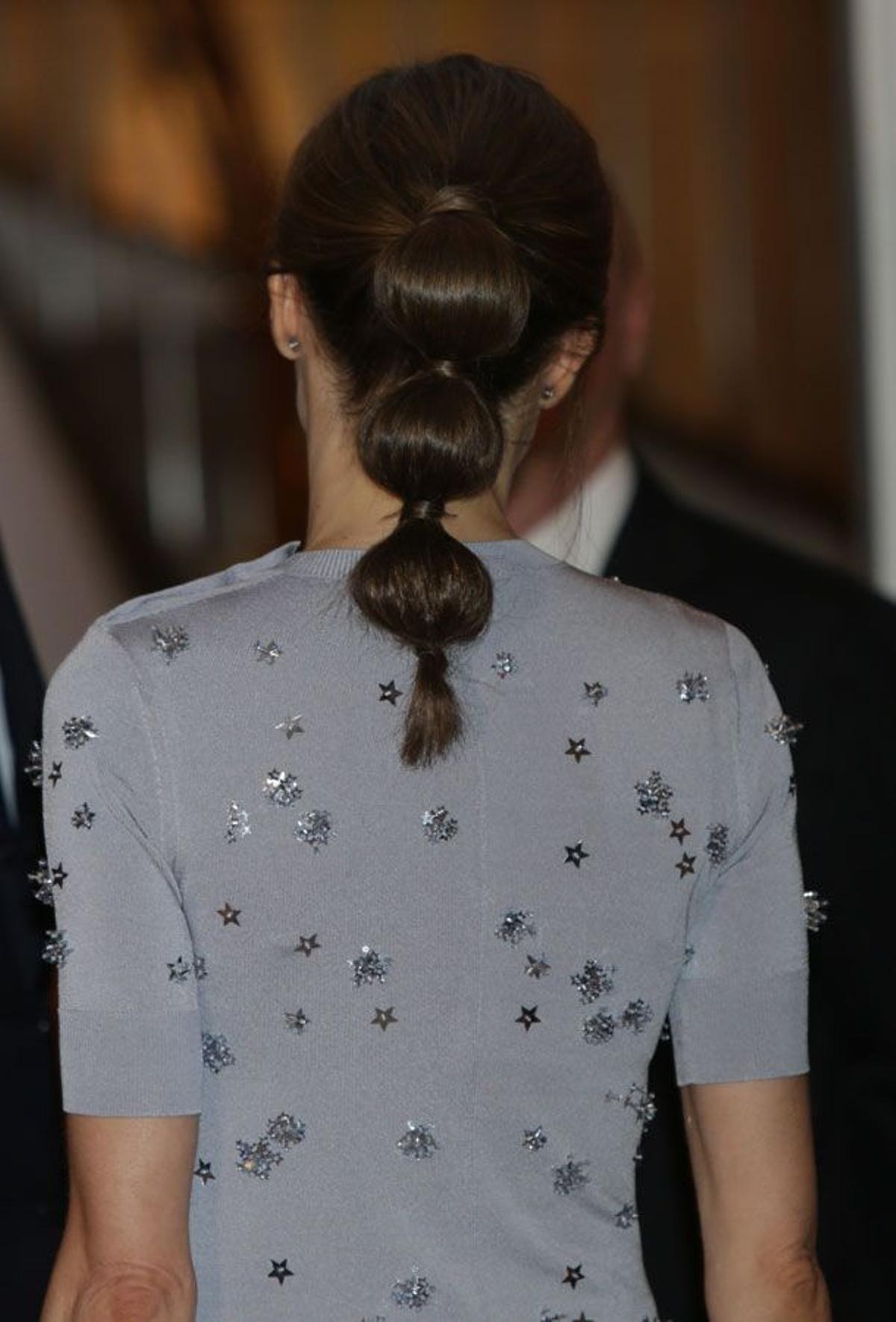 El look de Letizia Ortiz con vestido de estrellas de Nina Ricci y coleta de tres partes