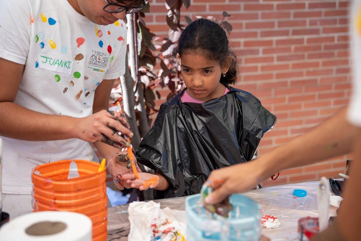 El alumnado de la Escuela Barraeca y los niños del programa "Vacaciones en paz", durante una de las actividades compartidas en Mérida.