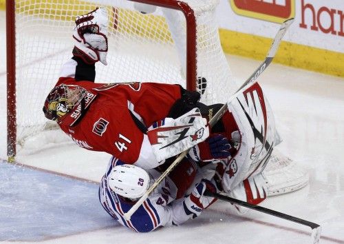 Chris Kreider (New York Rangers) se estrella contra el portero Craig Anderson (Ottawa Senators)
