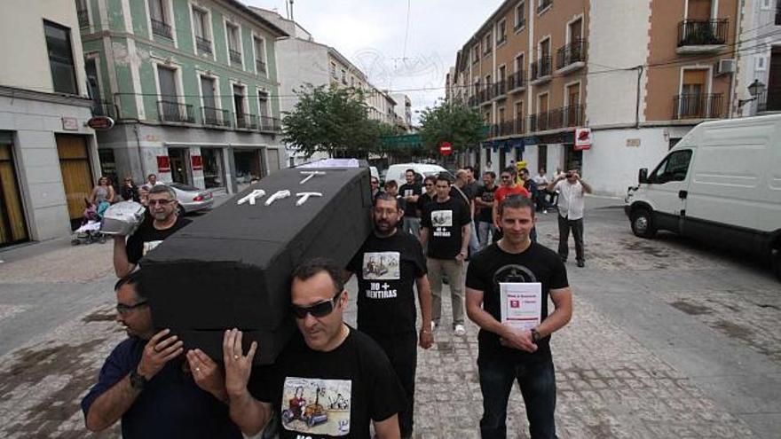 Imagen del &quot;cortejo fúnebre&quot; entrando con el féretro de la RPT en la plaza del Ayuntamiento de Elda, ayer por la mañana.