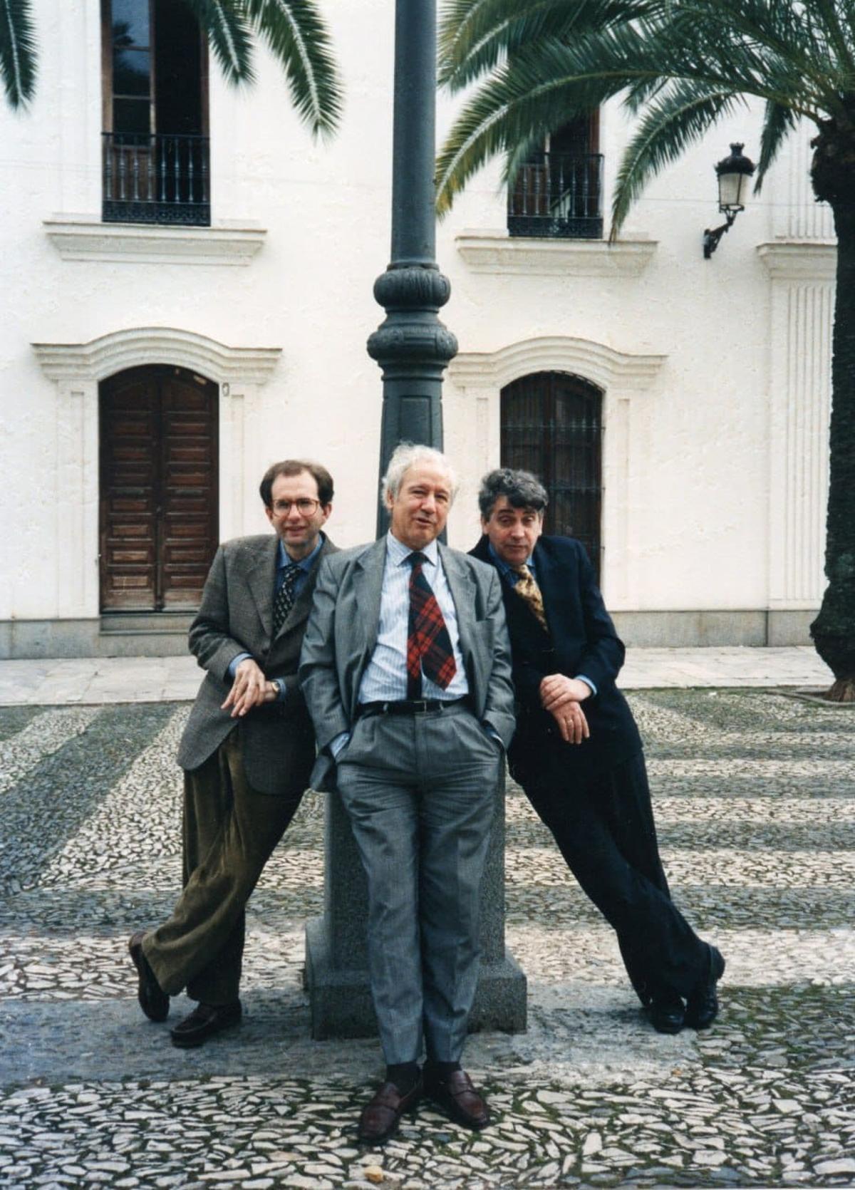 Una imagen de Enrique Valdivieso junto al catedrátrico Alfonso E. Pérez Sánchez (centro) y un joven Benito Navarrete.