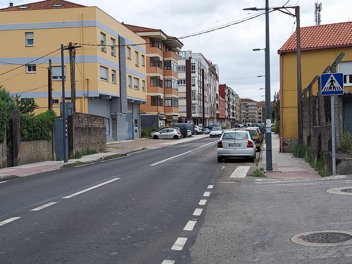El paso sin repintar en la subida a San Roque y entrada a Singulís, en la Avenida de Vigo, en Cangas.